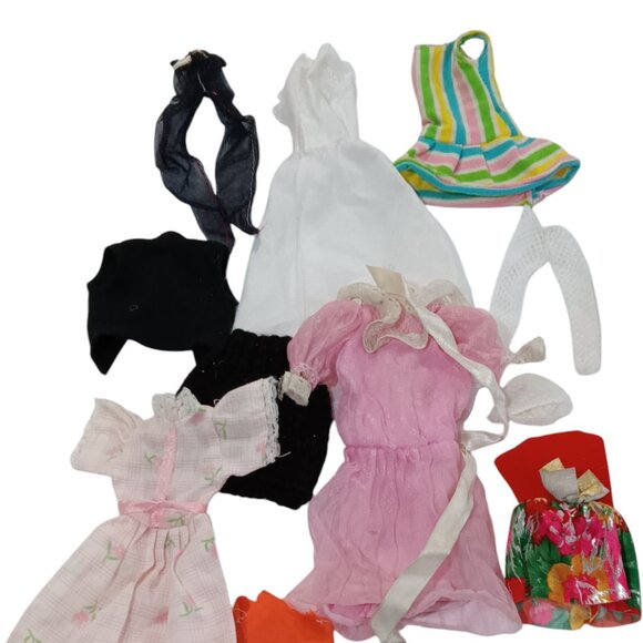 Vintage Barbie Clothing 46 Pieces - Dresses, Shorts, Leggings, Pants, Hangers - Picture 5 of 10
